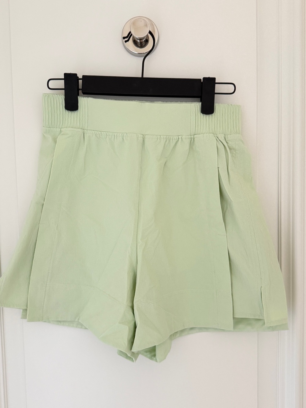 Lululemon stretch woven relaxed fit short 4”